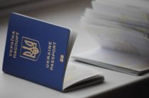 На выезде из Крыма задержали украинку с поддельным загранпаспортом за 2000 долларов