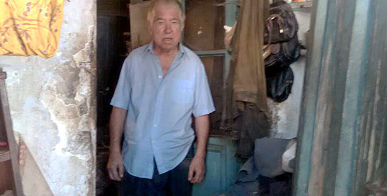82-летнего мужчину выселили в разваливающийся барак