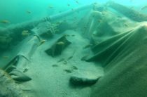 Археологи на затонувшем судне нашли уцелевший флакон духов XIX век