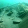 Археологи на затонувшем судне нашли уцелевший флакон духов XIX век