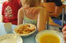 В Крыму руководители детсада и школы кормили детей «запрещенными» продуктами