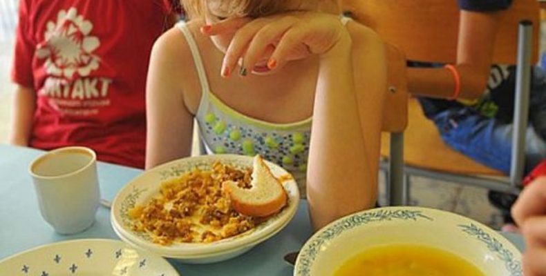В Крыму руководители детсада и школы кормили детей «запрещенными» продуктами