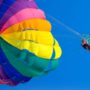 Очень удачливый парашютист случайно приземлился на чей-то гидроцикл (видео)