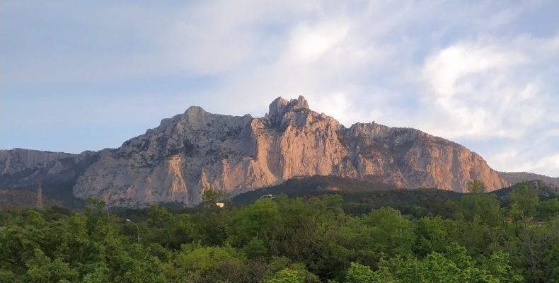 Останки альпиниста обнаружили у горного хребта в Крыму