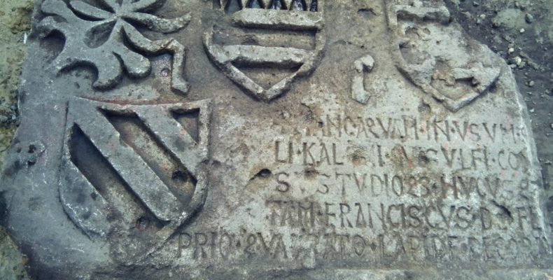 Средневековую каменную плиту из крымской Кафы нашли в Самарской области