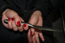 Ялта: полицейские задержали девушку, подозреваемую в нанесении ножевого ранения родственнику