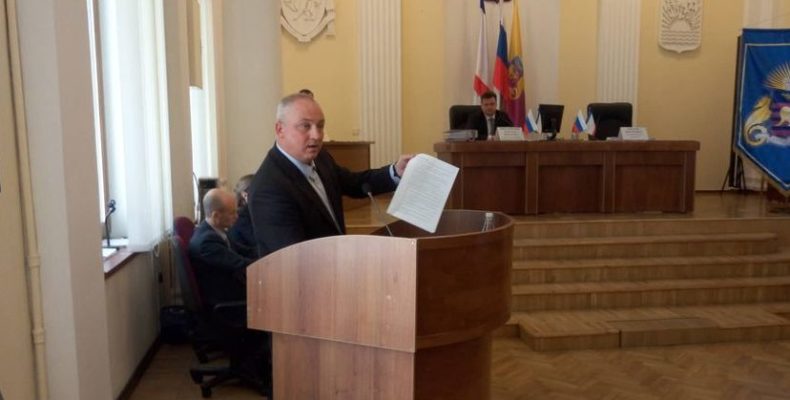 Депутат Яковенко на сессии горсовета поставил на голосование вопрос о недоверии заместителю главы администрации