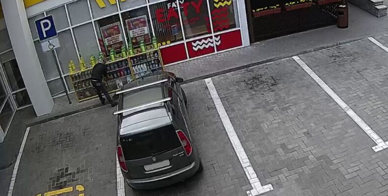 Ялта: мужчина похитил с автозаправочной станции 8 канистр машинного масла