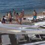 На пляже в Севастополе обрушился деревянный навес (видео)