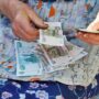 Курганская пенсионерка сбросила мошенникам 800 тыс. рублей с балкона